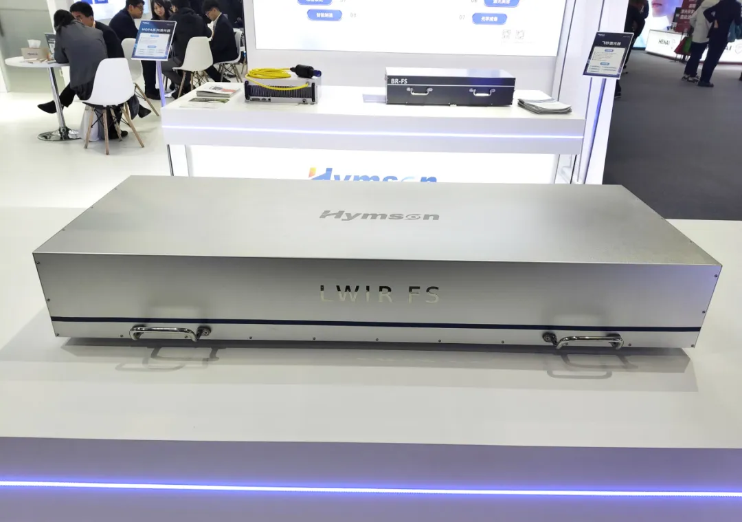 AG旗舰厅官方网站的重磅展品——高功率中红外飞秒激光器